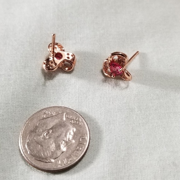 RED ZIRCON FLOWER EARRING - Picture 3 of 5